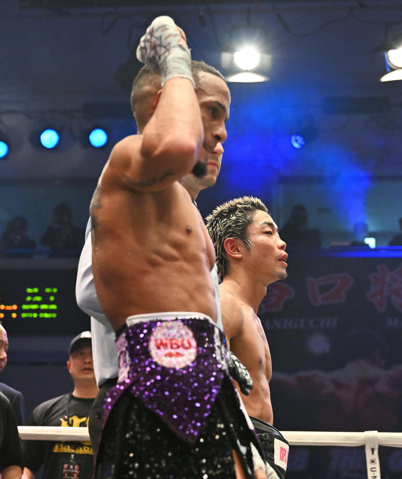 谷口（後方）は判定でサンティアゴに敗れる（撮影・滝沢徹郎）