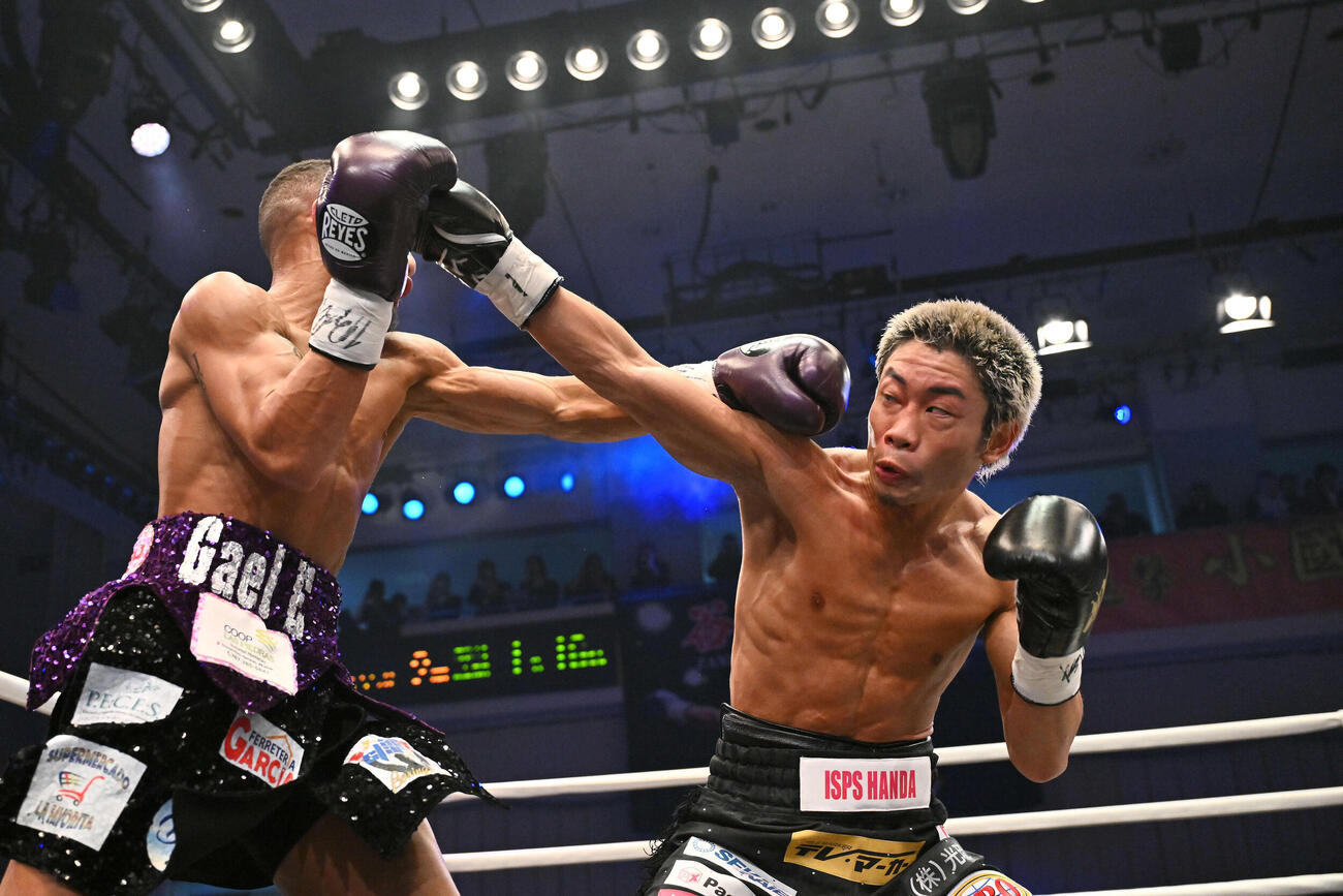 2回、谷口（右）はサンティアゴを攻める（撮影・滝沢徹郎）