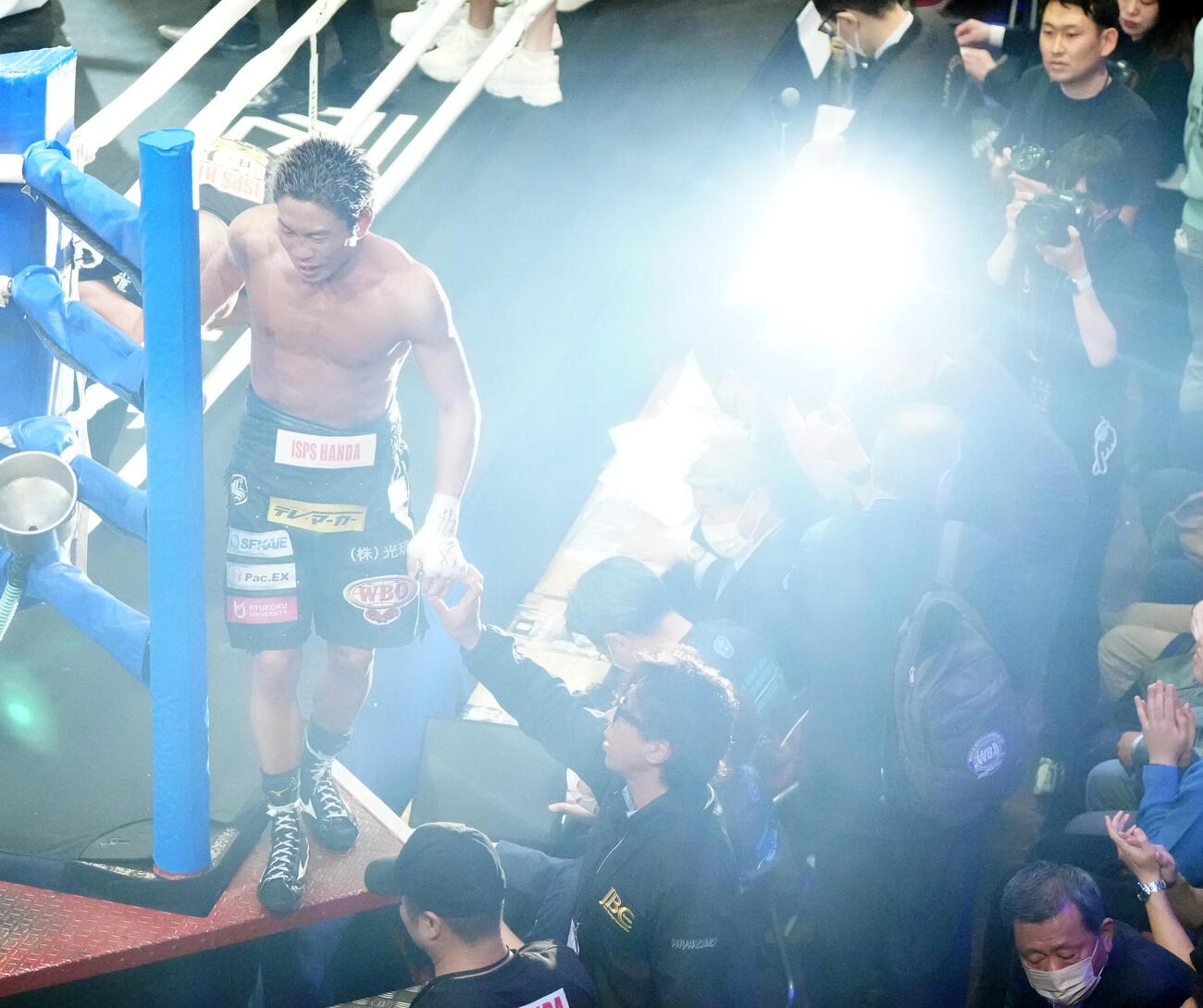 サンティアゴに12回判定負けを喫し引き揚げる谷口（撮影・江口和貴）