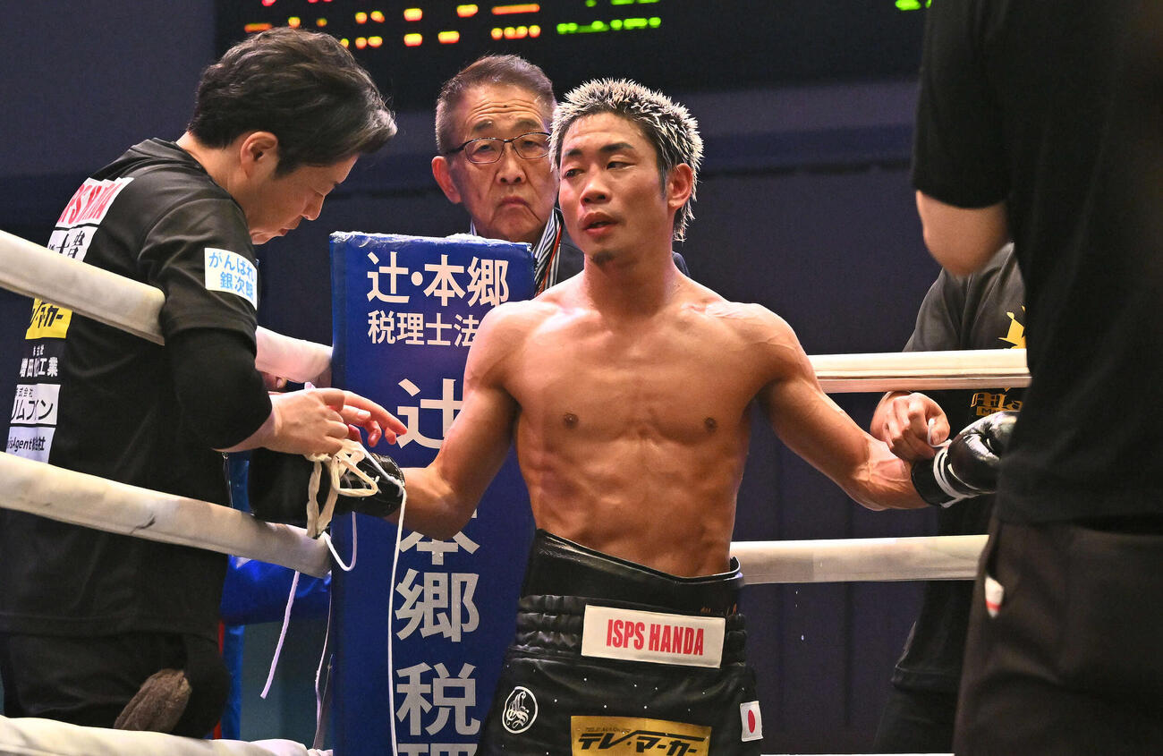 12回を終え浮かない表情で判定を待つ谷口。後方は渡辺会長（撮影・滝沢徹郎）