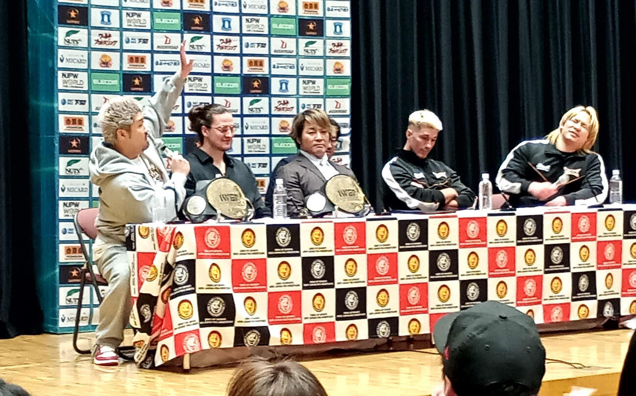 舌戦を繰り広げたYuto－Ice（左端）と大岩陵平（右端）（左から2人目はOSKAR、中央は棚橋弘至社長、右から2人目ザック・セイバーJr．）は