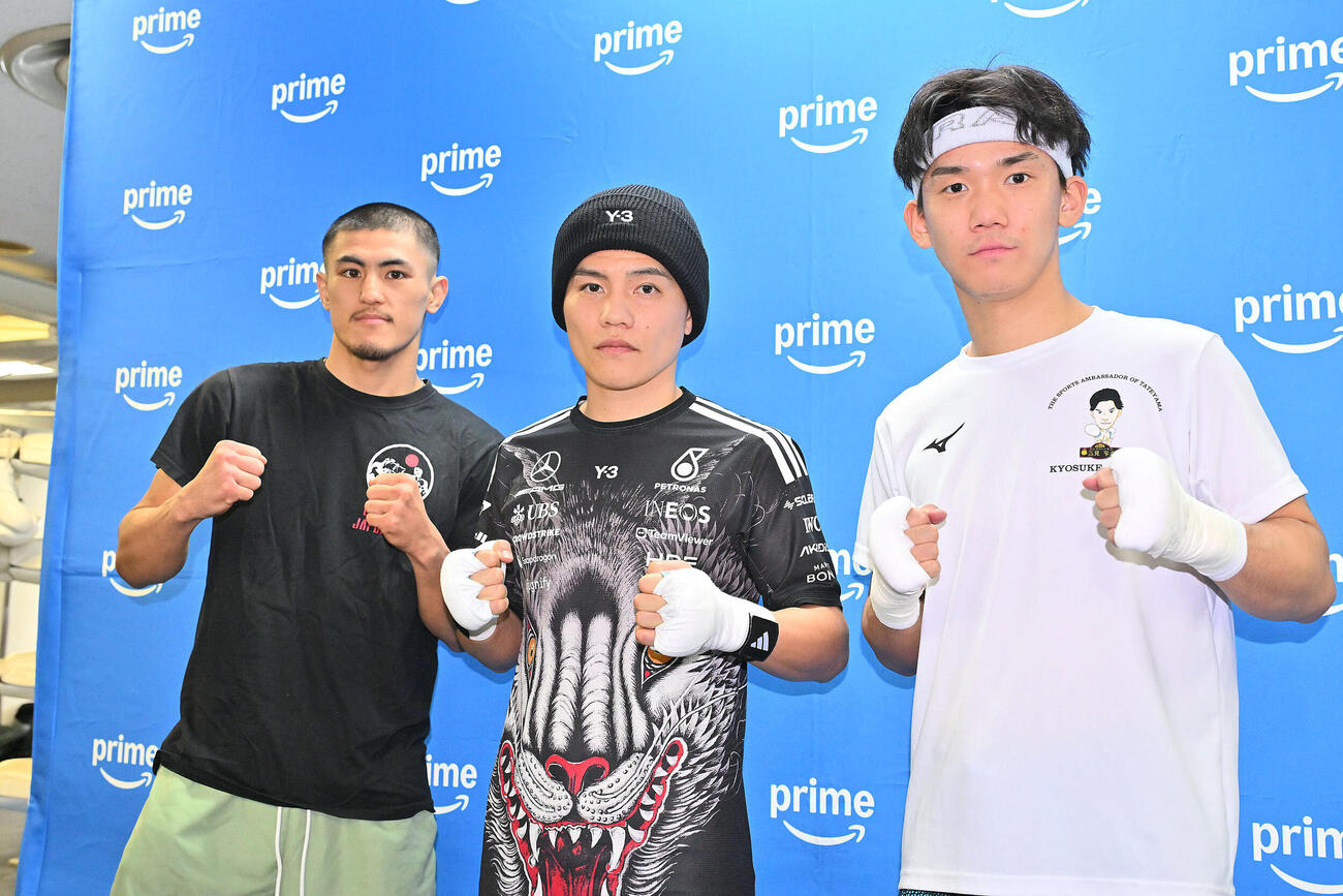 公開練習で記念撮影する、左から秋次、坪井、高見（撮影・滝沢徹郎）