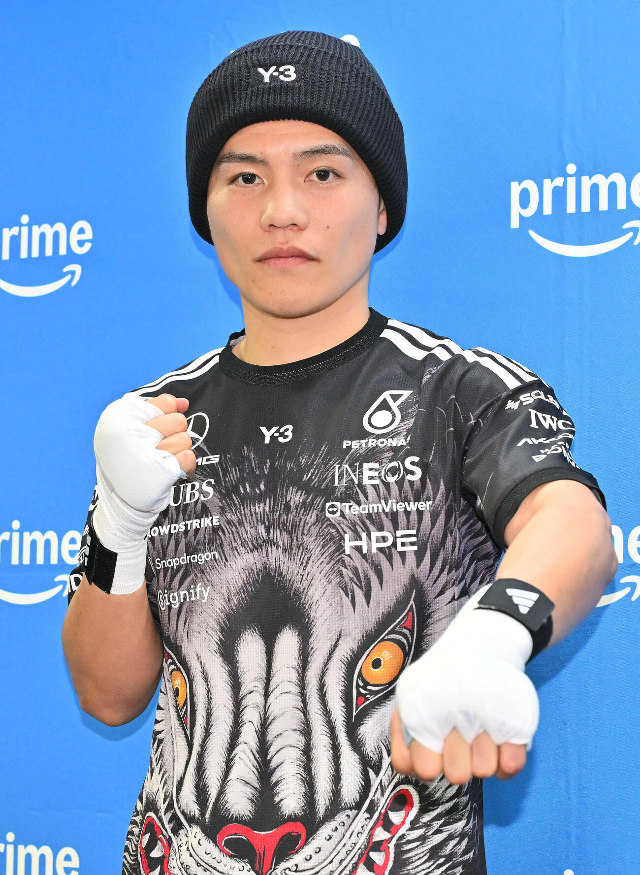 公開練習でポーズを決める坪井（撮影・滝沢徹郎）