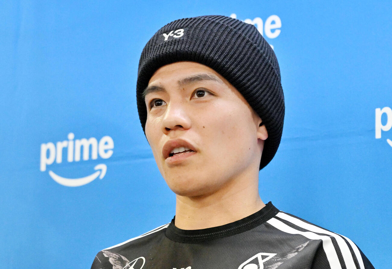 公開練習で取材に応じる坪井（撮影・滝沢徹郎）