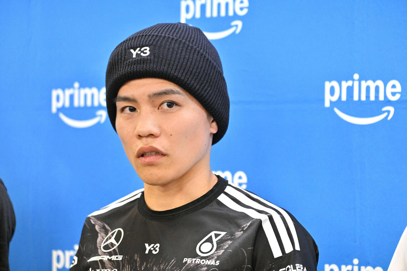 公開練習で取材に応じる坪井（撮影・滝沢徹郎）