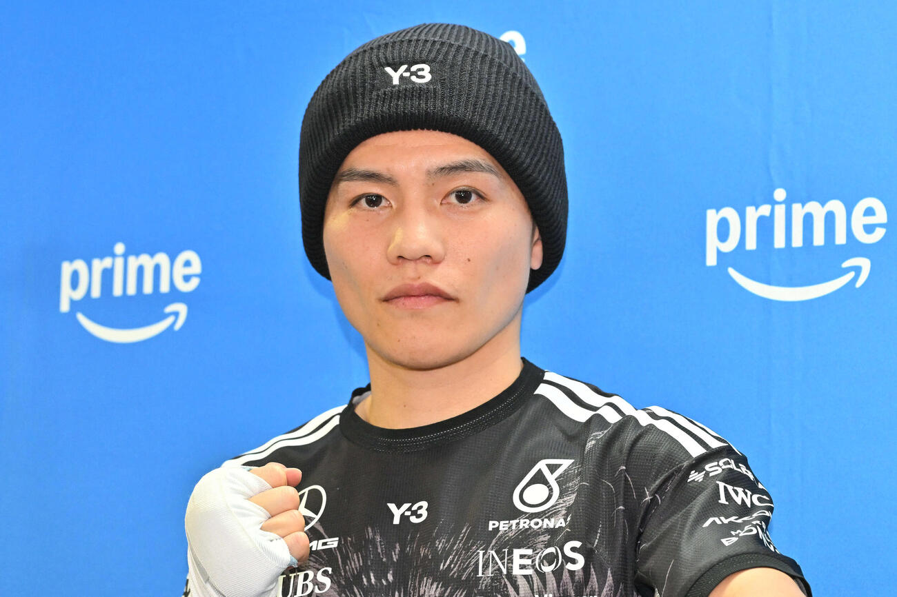 公開練習でポーズを決める坪井（撮影・滝沢徹郎）