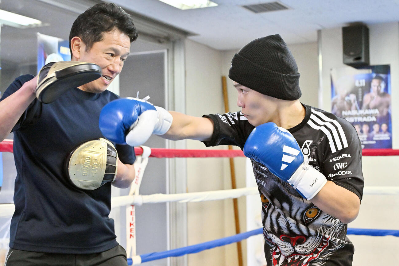 公開練習でミット打ちをする坪井（右）と田中トレーナー（撮影・滝沢徹郎）