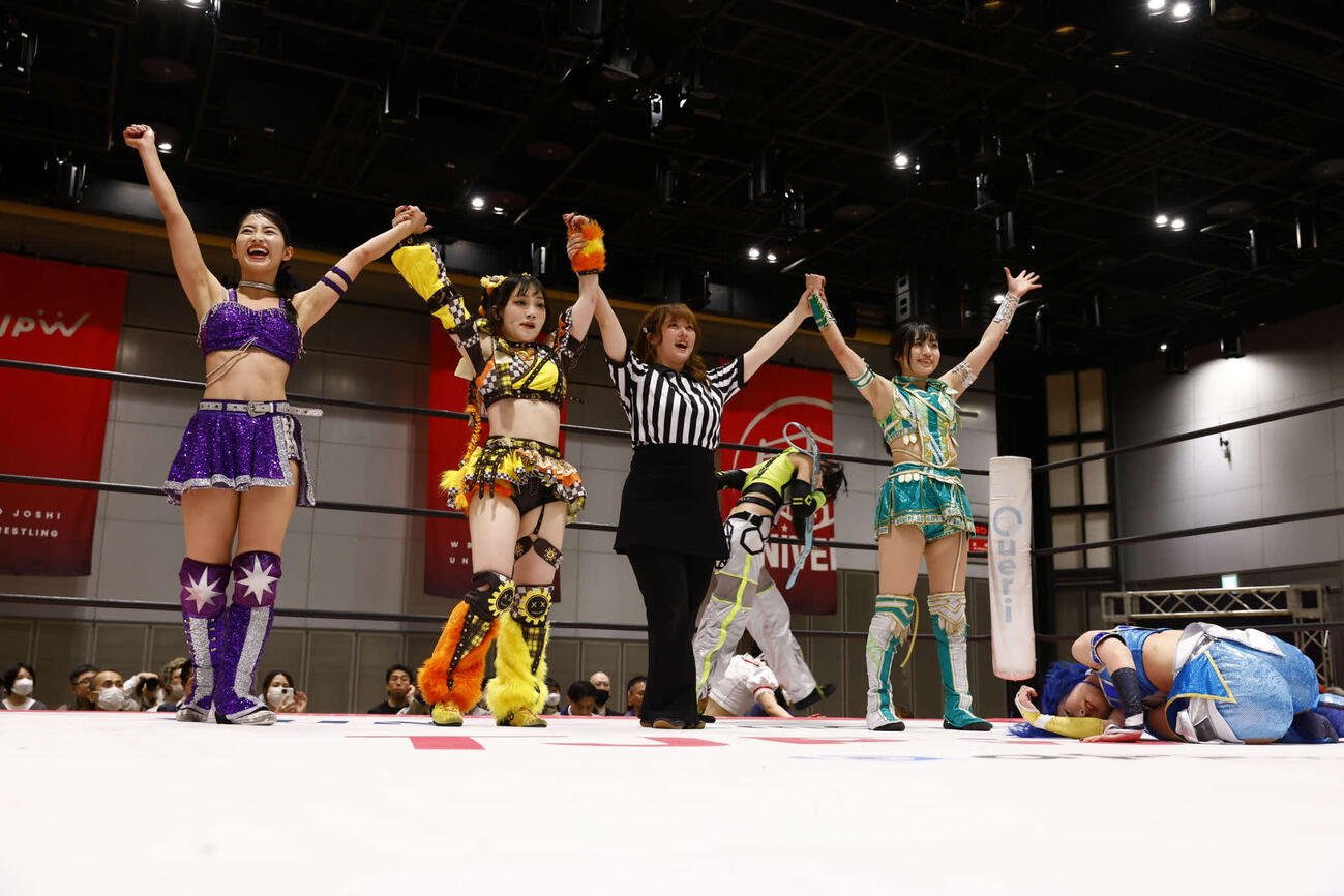 勝利した（左から）芦田美歩、HIMAWARI、（レフェリー）、鈴木志乃（C）東京女子プロレス