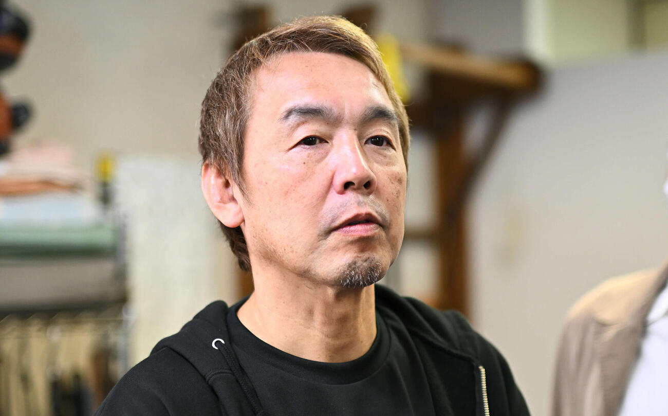 取材に応じる葛西トレーナー（撮影・滝沢徹郎）