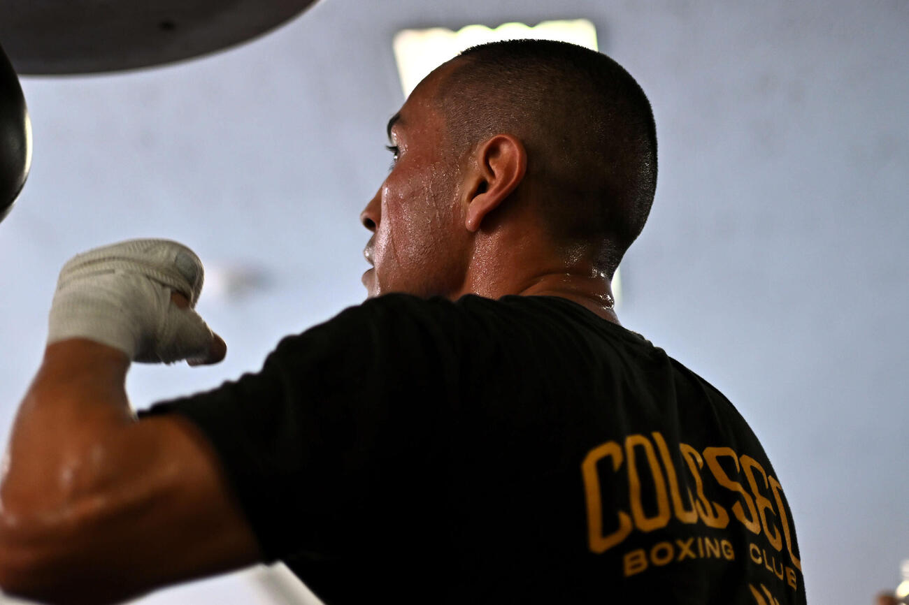 公開練習で汗を流しパンチングボールを打つエストラダ（撮影・滝沢徹郎）