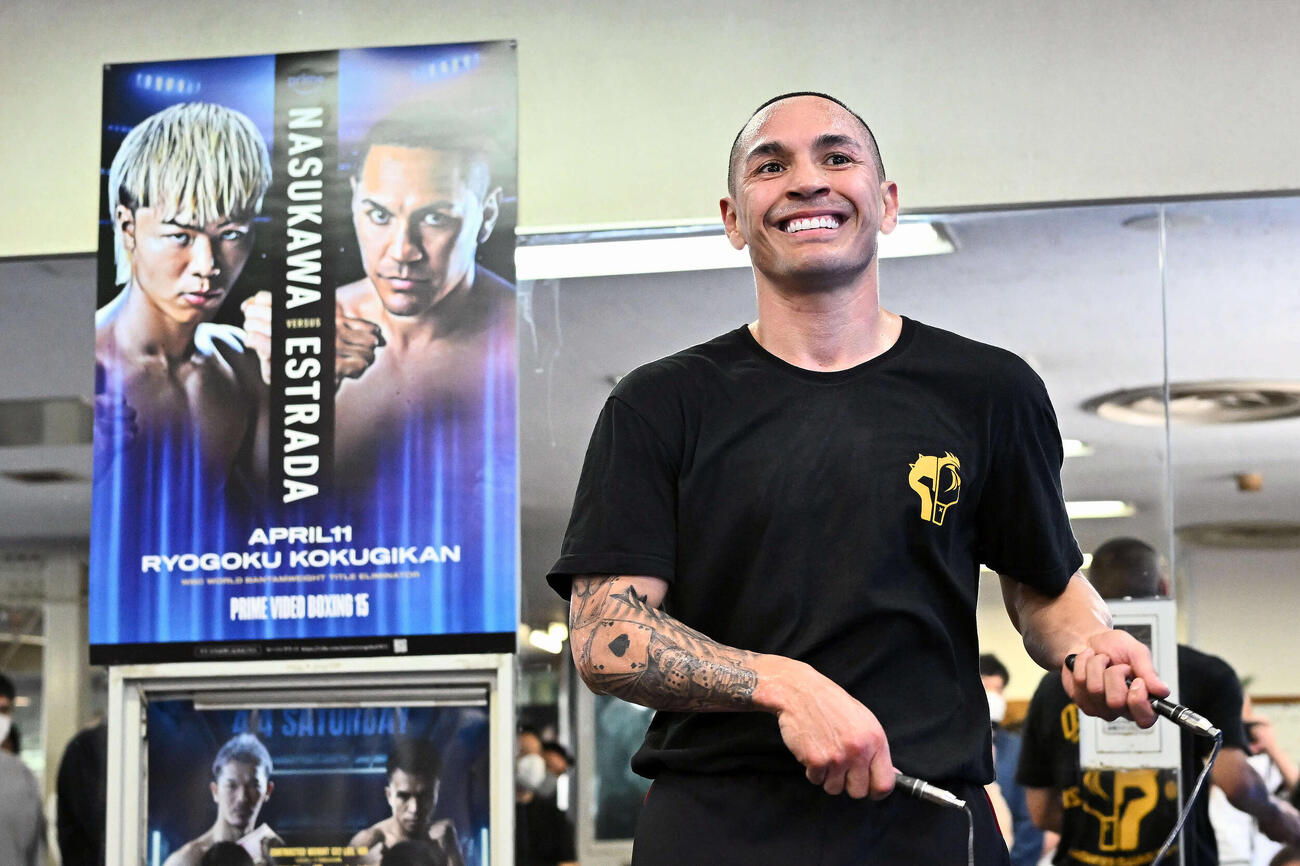 那須川戦のポスターの前で調整するエストラダ（撮影・滝沢徹郎）