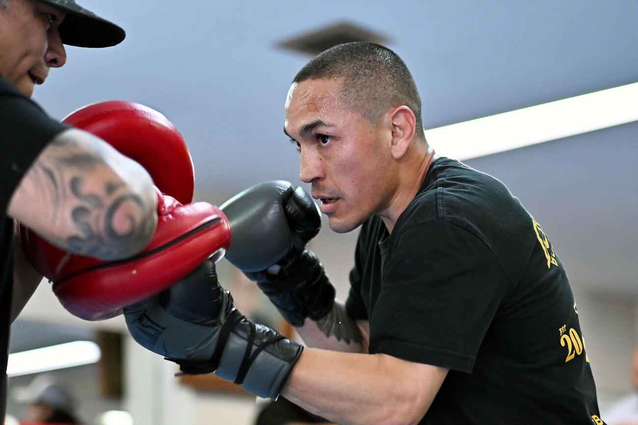 公開練習でミット打ちをするエストラダ（撮影・滝沢徹郎）