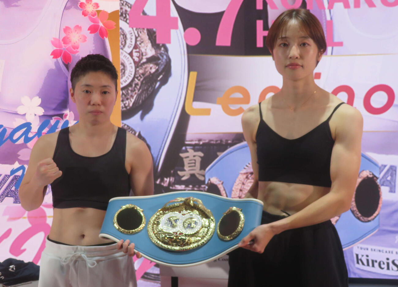 IBF女子世界アトム級王座決定戦の前日計量をパスした同級1位山中菫（左）と同級3位鵜川菜央