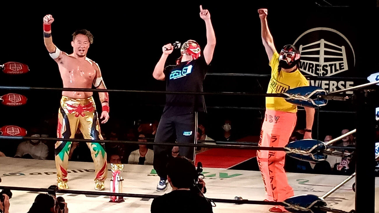 大会を締めた（左から）丸藤正道、ハヤブサ、ザ・グレート・サスケ