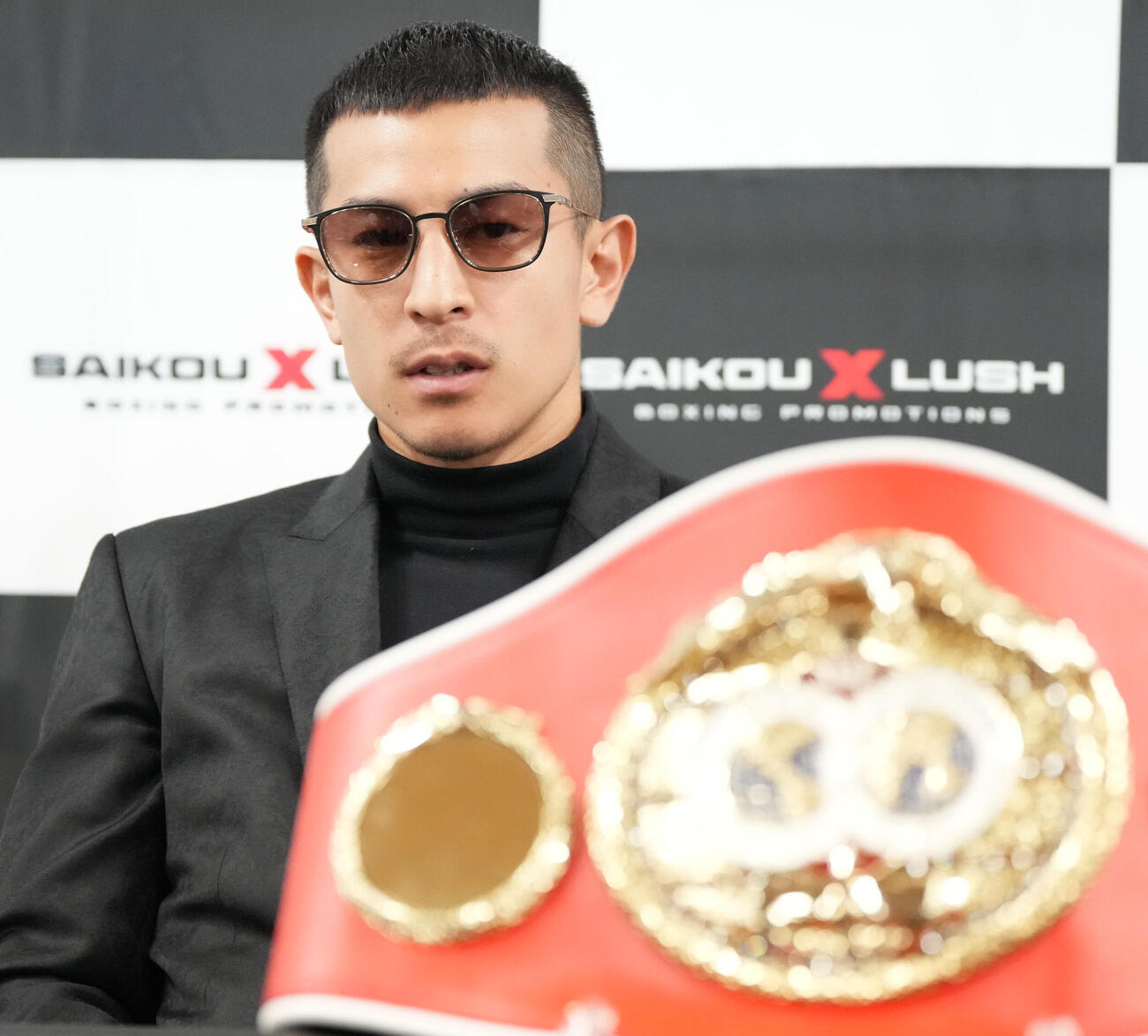 6月にタイトル防衛戦が決まり会見するチャンピオン矢吹（撮影・森本幸一）