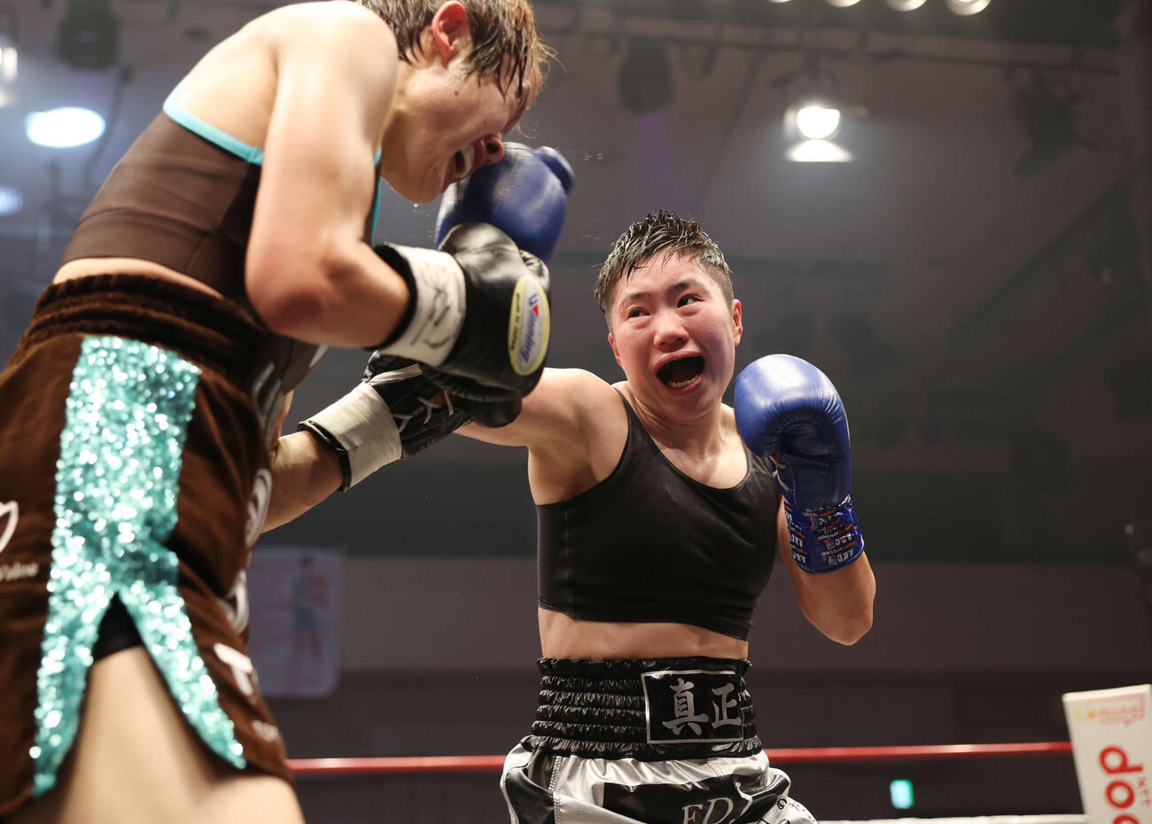 10回、鵜川（手前）を攻める山中（撮影・増田悦実）