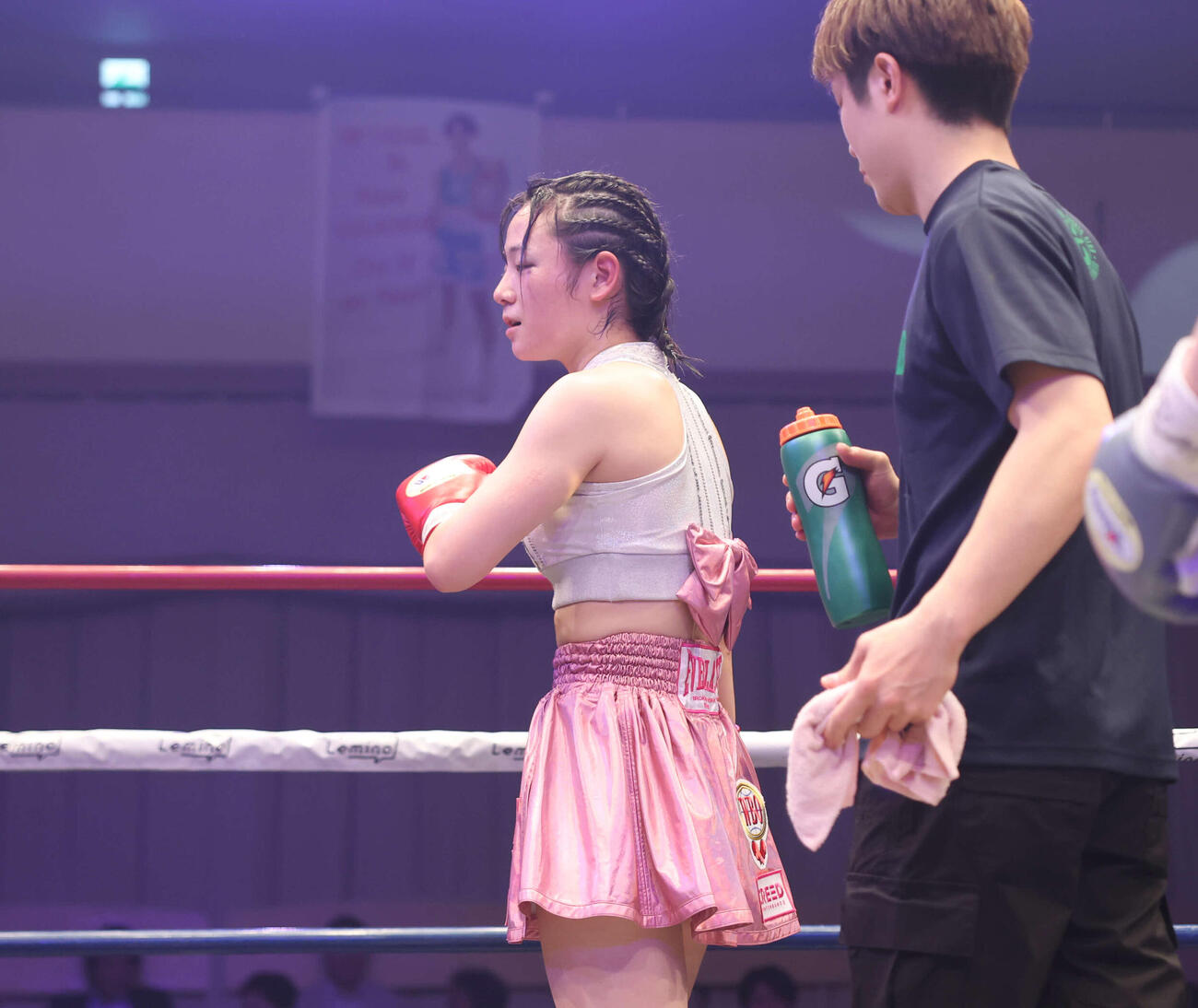 判定で敗れがっくりとする鈴木（撮影・増田悦実）