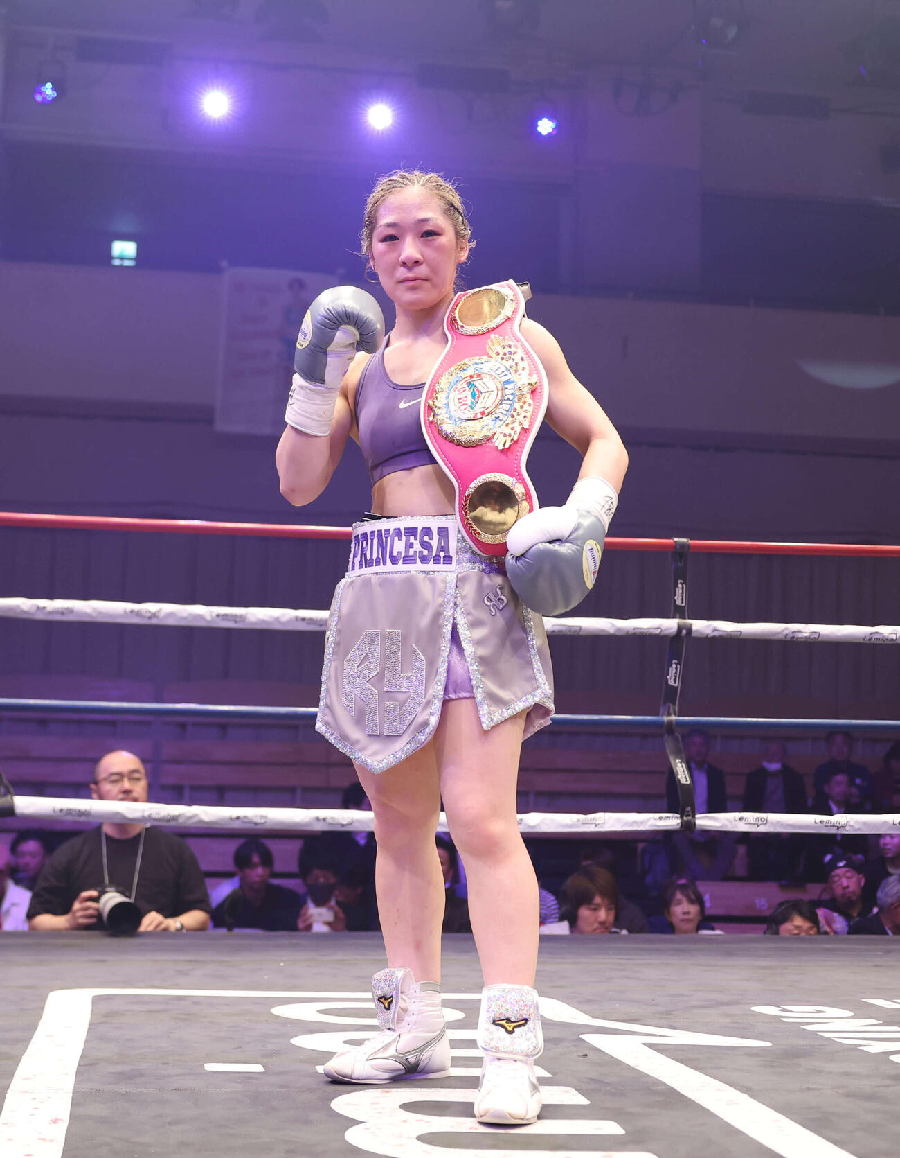 判定勝ちしポーズをとる吉川（撮影・増田悦実）