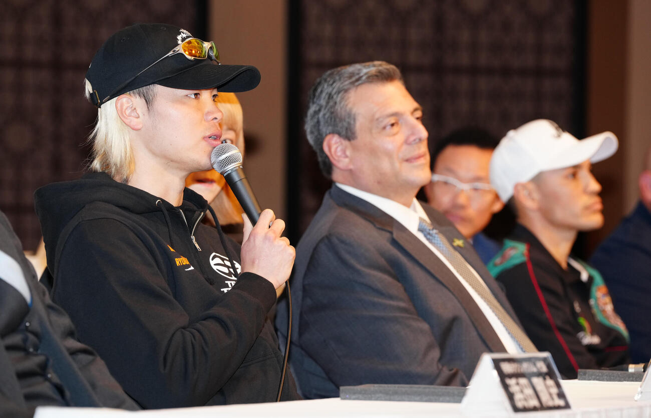 WBC世界バンタム級挑戦者決定戦に向け、会見に臨む那須川（左）。右はエストラダ（撮影・鈴木みどり）