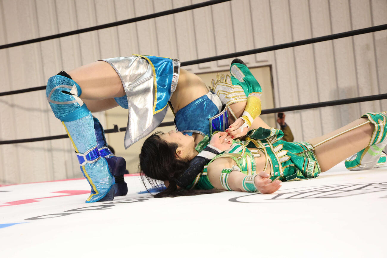 風城ハル（左）が鈴木志乃からフィッシャーマンズ・スープレックスで3カウントを奪った（C）東京女子プロレス