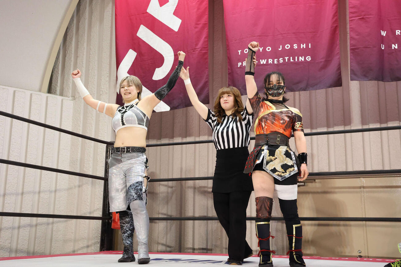 勝利した凍雅（左）とハットリ桜（C）東京女子プロレス