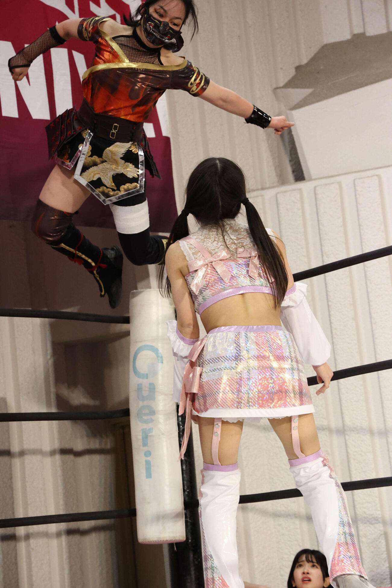 小夏れんに技を浴びせるハットリ桜（上）（C）東京女子プロレス