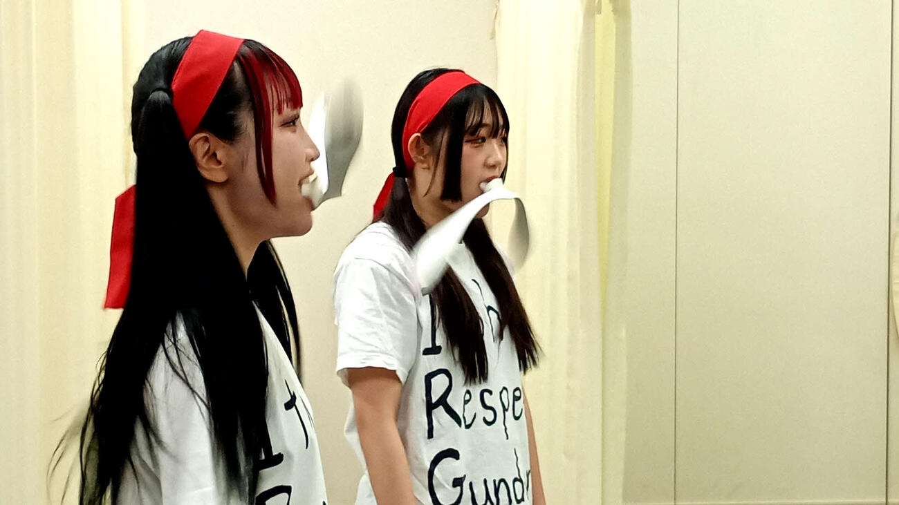 最後は小顔矯正マシンで締めくくった伊藤麻希（左）と古沢稀杏