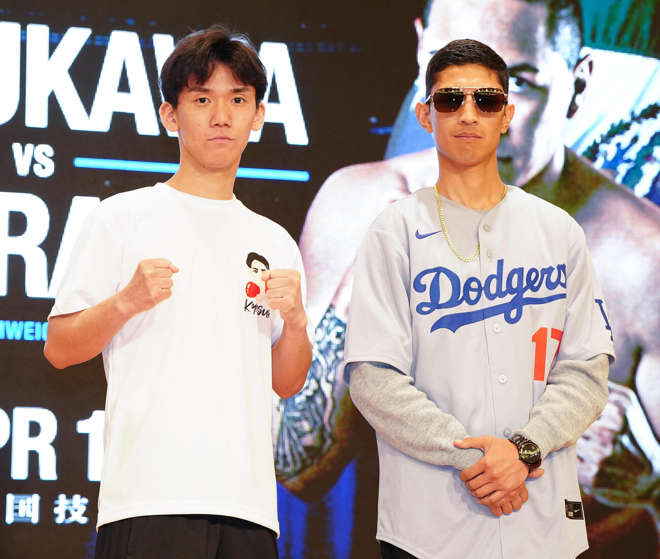 26年4月8日　フォトセッションでポーズを取る高見亨介（左）とアヤラ