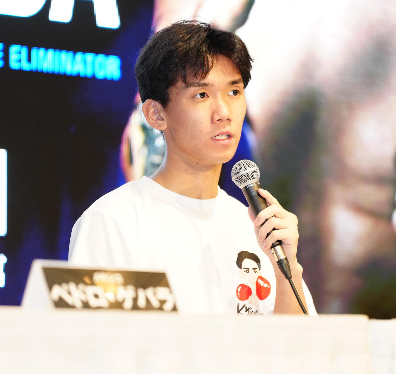 26年4月8日　会見に臨む高見亨介