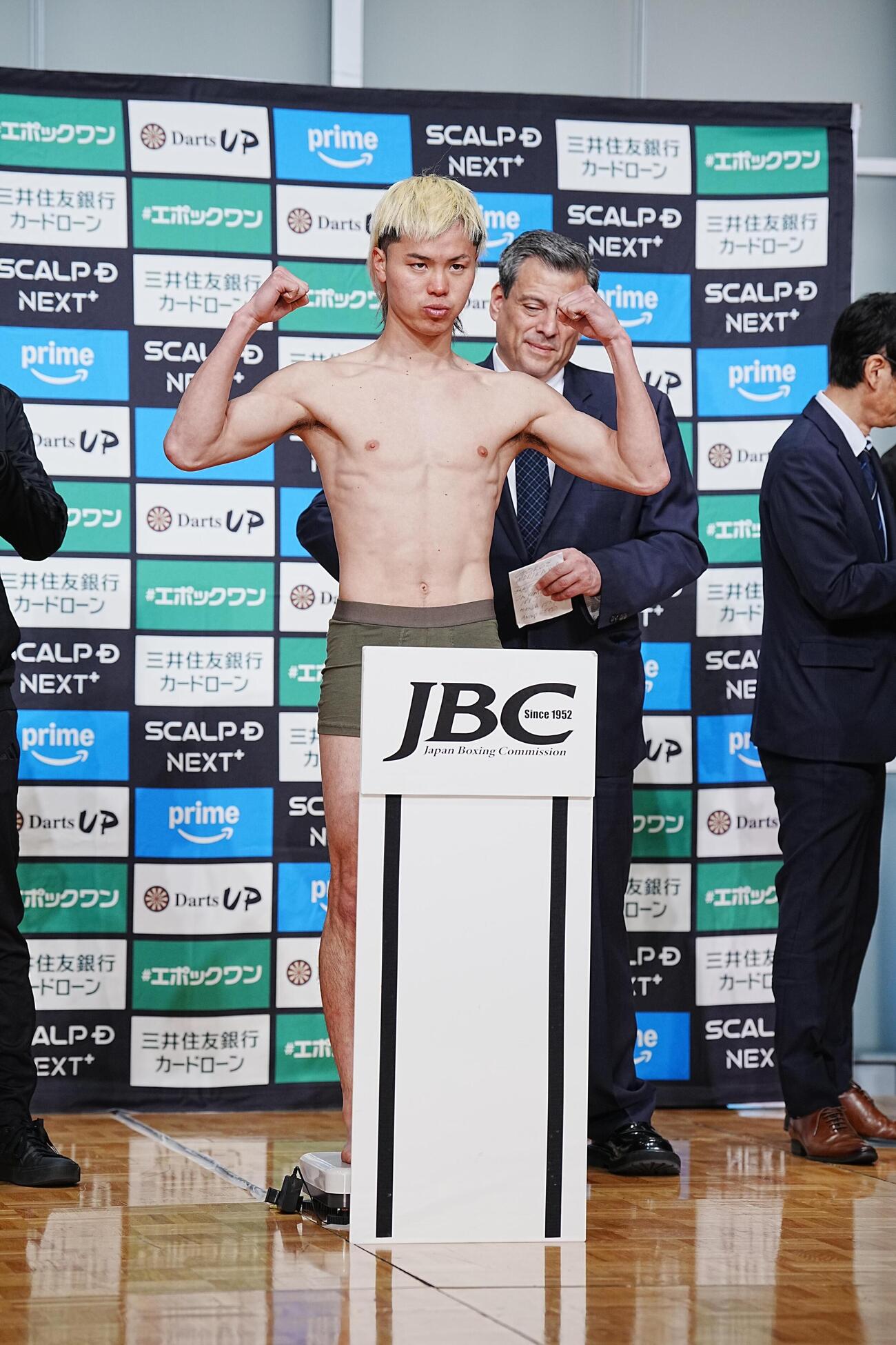 WBC世界バンタム級挑戦者決定戦の計量をパスする那須川（撮影・小沢裕）