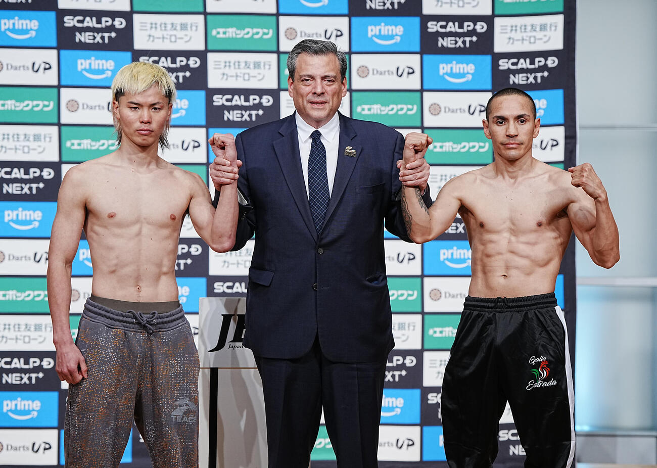 WBC世界バンタム級挑戦者決定戦の計量をパスし記念撮影に臨む、左から那須川、立会人のスライマンWBC会長、対戦相手のエストラダ＝2026年4月10日