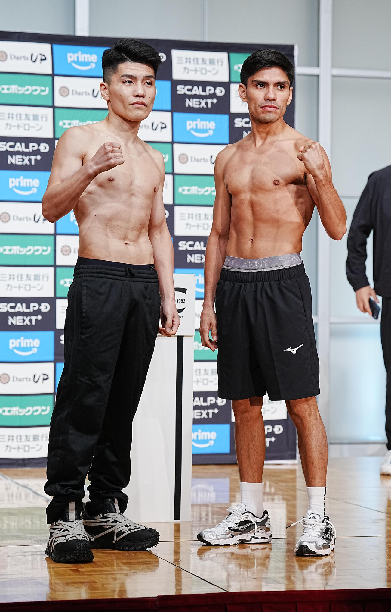 WBC世界スーパーフライ級10回戦の計量をパスし記念撮影に臨む坪井（左）と対戦相手のゲバラ（撮影・小沢裕）