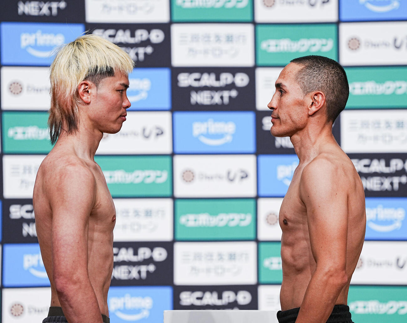 WBC世界バンタム級挑戦者決定戦の計量をパスしフェイスオフする那須川（左）と対戦相手のエストラダ＝2026年4月10日