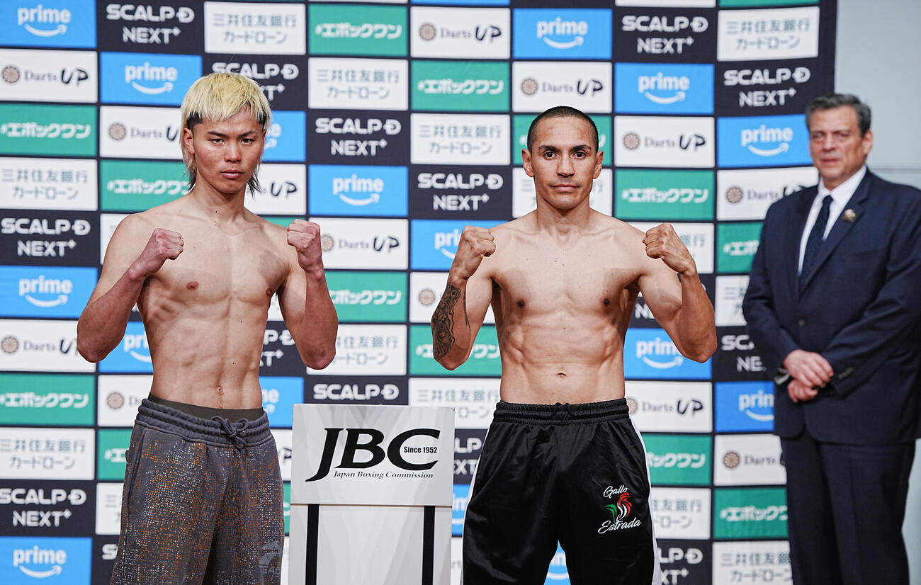 WBC世界バンタム級挑戦者決定戦の計量をパスし立会人のスライマンWBC会長（後方右）が見守るなか記念撮影に臨む那須川（左）と対戦相手のエストラダ＝2026年4月10日