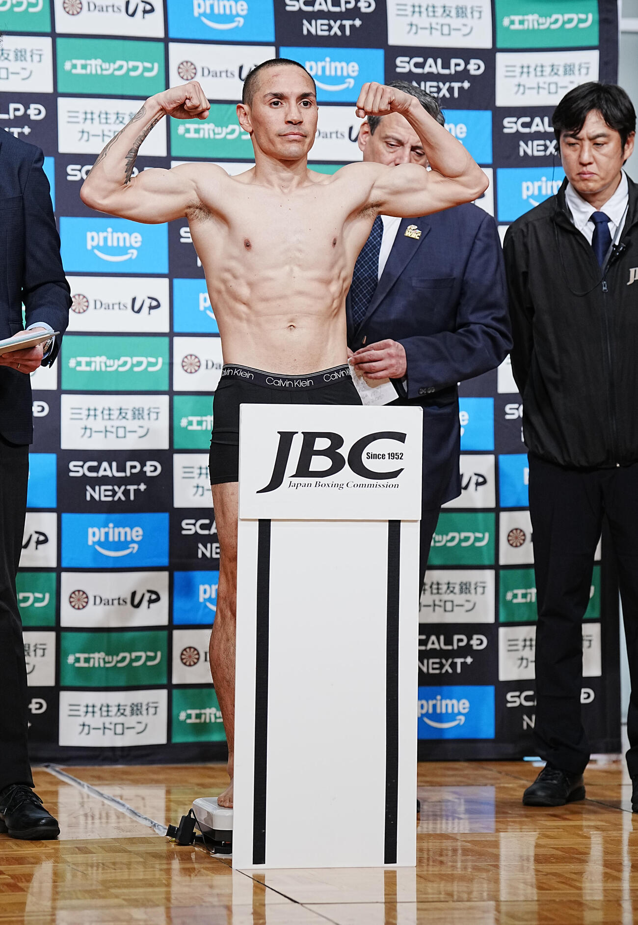 WBC世界バンタム級挑戦者決定戦の計量をパスする対戦相手のエストラダ（撮影・小沢裕）