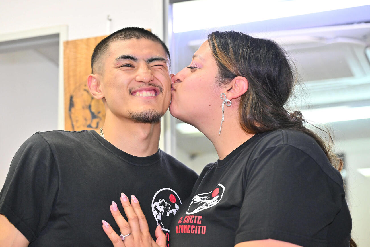 公開練習で妻のアシュリーさん（右）からキスをされる秋次（2026年4月4日撮影）
