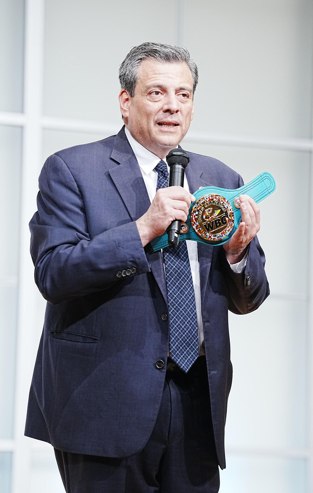 WBC世界バンタム級挑戦者決定戦の計量であいさつする立会人のスライマンWBC会長（撮影・小沢裕）