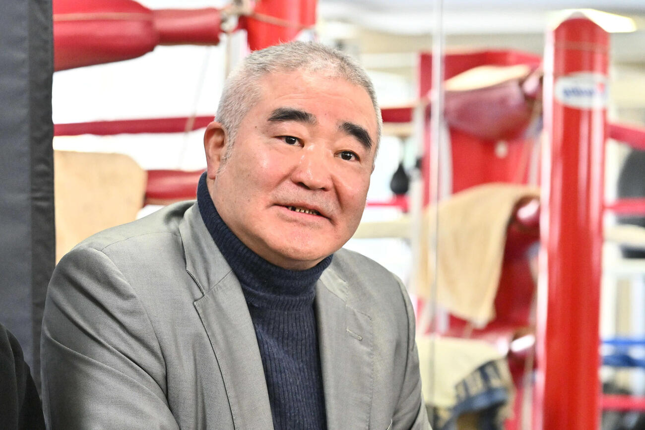 一夜明け会見で話す帝拳ジム浜田代表（撮影・滝沢徹郎）