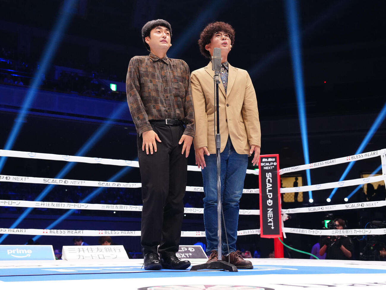 試合前のリングに登場したたくろうの赤木裕（左）ときむらバンド（撮影・鈴木みどり）