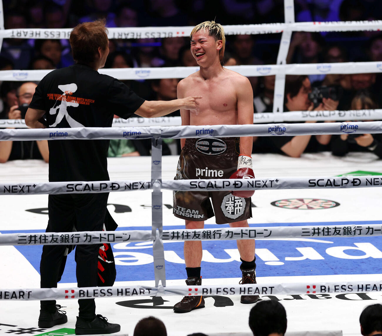 エストラダに9回TKO勝ちし笑顔を見せる那須川（撮影・宮地輝）