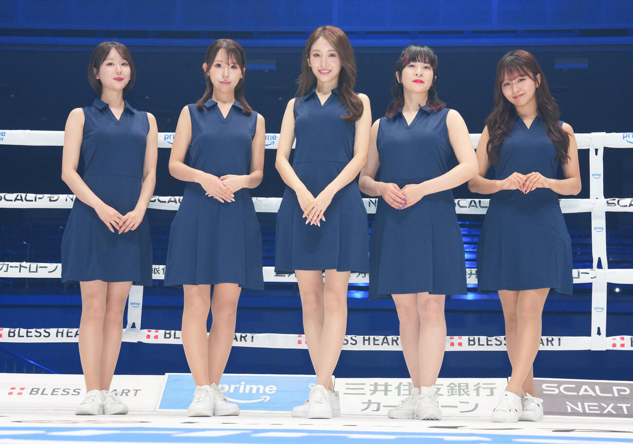 笑顔で写真に納まるラウンドガール。左からあらた唯、あお、ミラクルちり、小玉しのぶ、森脇梨々夏（撮影・鈴木みどり）
