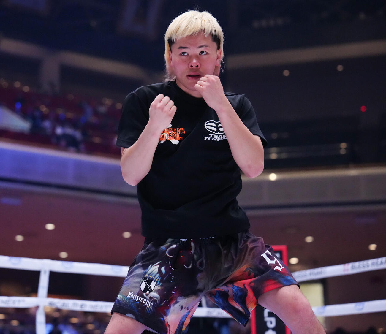 試合前、リング上で体を動かす那須川（撮影・鈴木みどり）