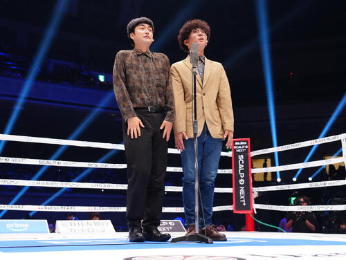試合前のリングに登場したたくろうの赤木裕（左）ときむらバンド（撮影・鈴木みどり）