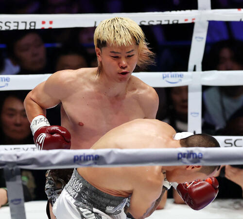 1回、エストラダ（手前）にパンチを見舞う那須川（撮影・宮地輝）