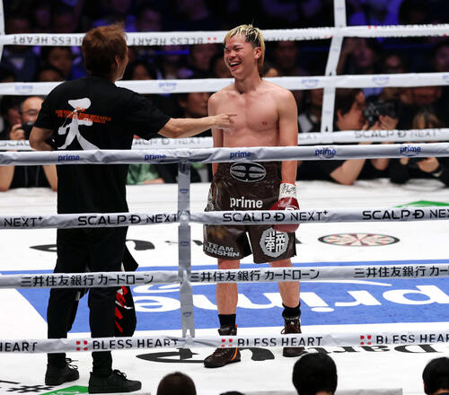 エストラダに9回TKO勝ちし笑顔を見せる那須川（撮影・宮地輝）
