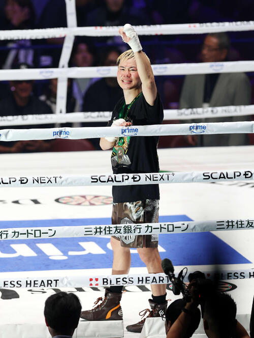 エストラダに9回終了TKO勝ちしファンの声援に応える那須川（撮影・宮地輝）