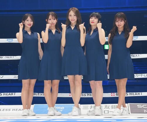 笑顔で写真に納まるラウンドガール。左からあらた唯、あお、ミラクルちり、小玉しのぶ、森脇梨々夏（撮影・鈴木みどり）