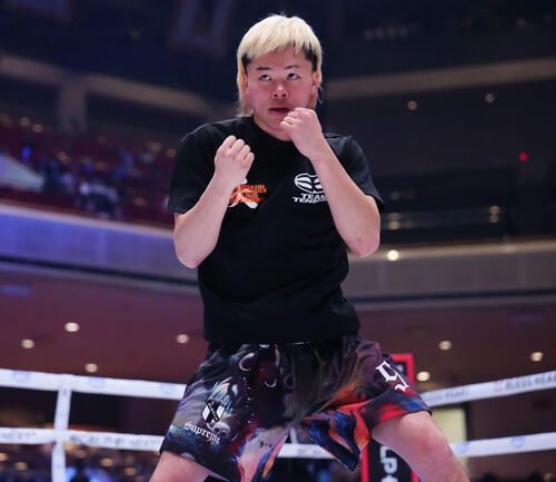 試合前、リング上で体を動かす那須川（撮影・鈴木みどり）