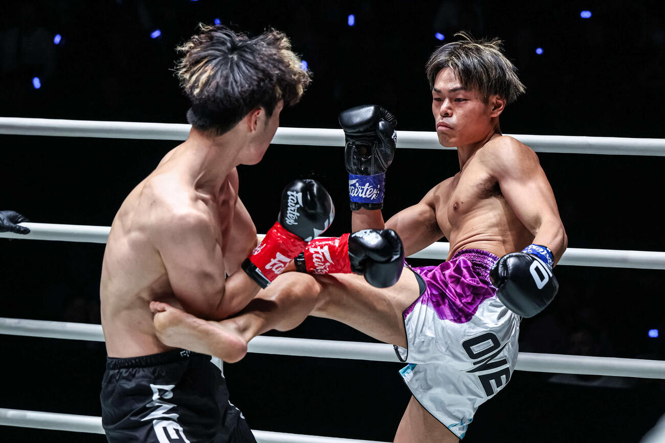 三日月蹴りを突き刺す山﨑一央（C）ONE Championship