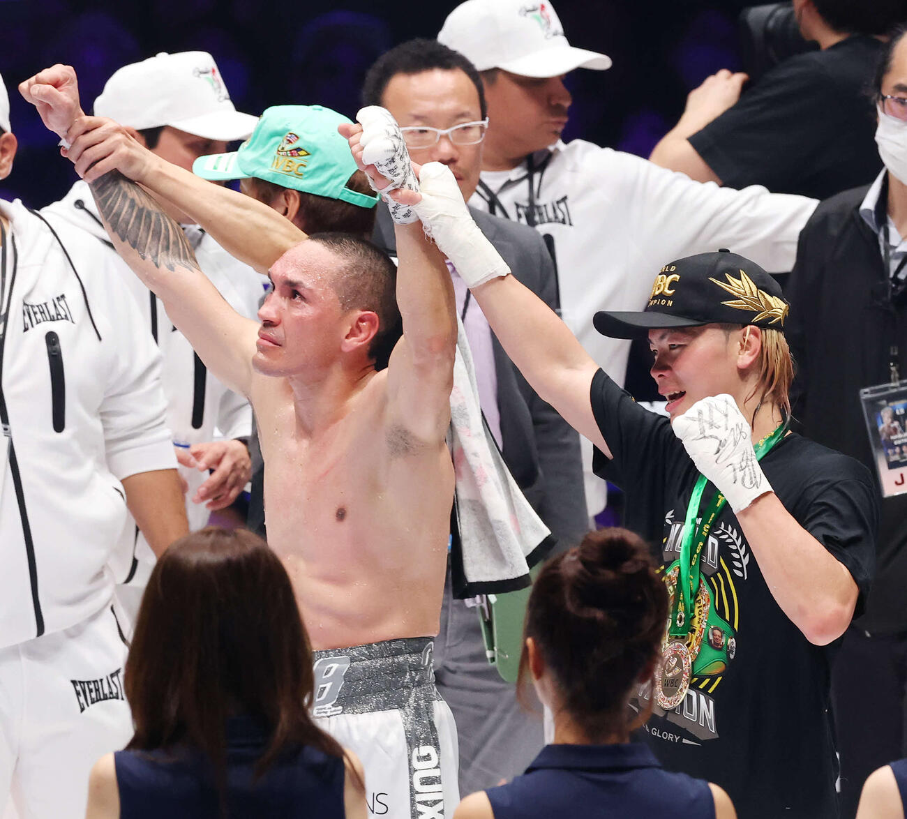 エストラダ（左）に9回終了TKO勝ちし健闘をたたえ合う那須川（撮影・宮地輝）